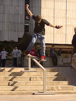 Un skater realizando un 